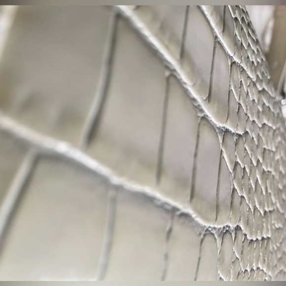 BRAND NEW! BY FAR - Rachel Cream Croco Embossed Leather Shoulder Bag - Picture 3 of 7